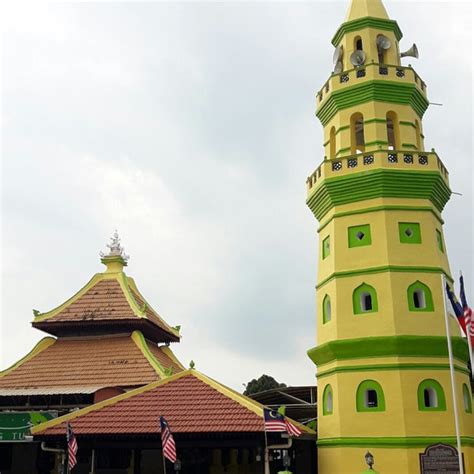 Kisahnya mulai dikenal ketika sekelompok perompak melakukan mengamuk dan menyerang sebuah desa, menuai respon dari bendahara (setara. Masjid Jamek Laksamana Hang Tuah - 1 tip from 210 visitors