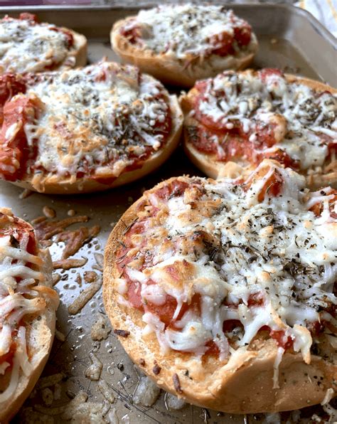 How To Make Pizza Bagels Easy Homemade Pizza Bagel Recipe