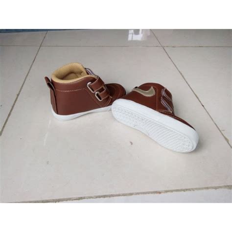 Setelah bayi berusia 5 hingga 12 bulan atau 1 tahun, katup pada kerongkongan bayi akan berfungsi secara optimal. Jual Sepatu Boot Bayi, Anak Laki laki, umur 1, 2, 3, , 5 ...