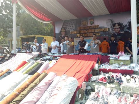 Raup keuntungan rp 1,8 m dari tes antigen bekas polisi memperkirakan eks manajer kimia farma. Pakaian Bekas Impor Terlarang - Medcom.id