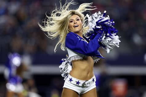 Look Cowboys Cheerleader Goes Viral Before Kickoff The Spun Whats