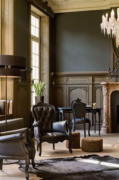 The flat panels wainscoting inject the touch of elegance as they combine the sleek look and the soft gray color. Fabulous wainscoting, dark gray walls and furnishings ...