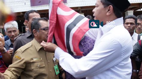Padahal sebelumnya, pada 25 maret 2013, pemerintah aceh bersama dpr aceh telah mengesahkan qanun nomor 3 tahun 2013 tentang penetapan bendera. Bendera Bulan Bintang Disematkan ke Wajah Sekwan - YouTube