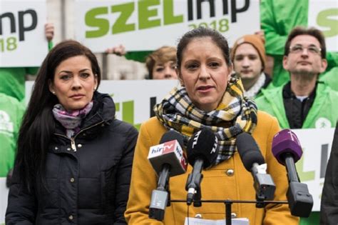 Az mtva épületében maradt szél bernadett és hadházy ákos annak ellenére, hogy a közmédia teljesítette a kéréseiket: Hát ezért! - Szél Bernadett afgán munkatársa ...