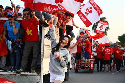 *trận đấu giữa đội tuyển việt nam và malaysia sẽ diễn ra vào lúc 23h45 ngày 11/6 (theo giờ việt nam), trên sân al maktoum, tại dubai (uae), dân trí ở 3 trận đấu gần nhất giữa đội tuyển việt nam và malaysia, trận nào quang hải cũng chơi cực hay. Cổ động viên Việt Nam và Malaysia khác nhau thế nào?