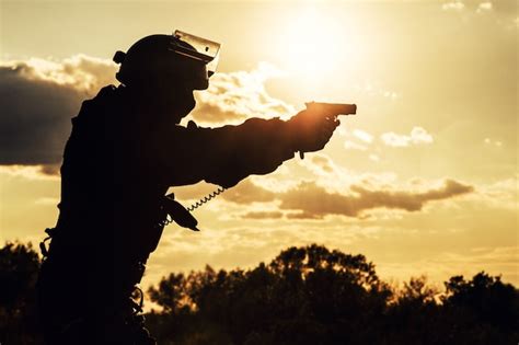 Oficial De Policía Con Armas Foto Premium