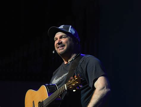 Garth Brooks Surprises Homecoming Crowd Sharing Stories And Song At