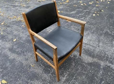 Does Anyone Recognize This Chair It Looks Vaguely Familiar But I Cant