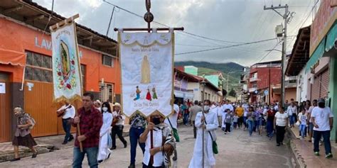 Ciudadanos De Aguililla Vuelven A Tomar Las Calles Celebran Misa Para