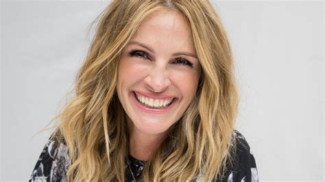 Julia Roberts Was Spotted Rocking A Short Brown Lob With Bangs Allure