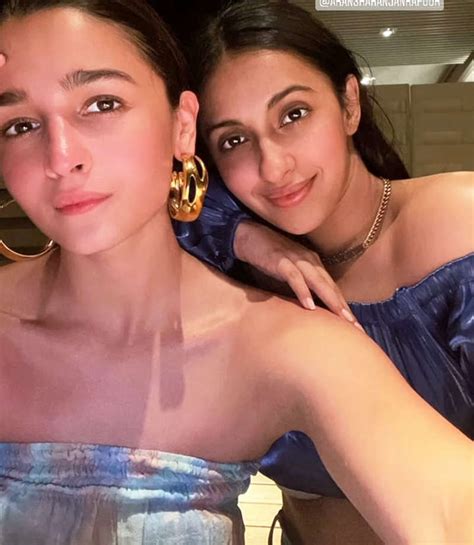 Alia Bhatt Flaunts Her Toned Abs In Her New Mirror Selfie Pics Alia Bhatt Flaunts Her Toned