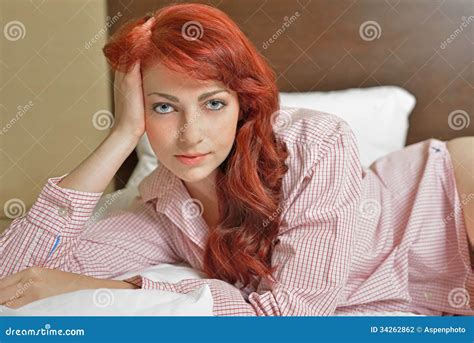 裸の赤い髪の女性 新しいポルノビデオ