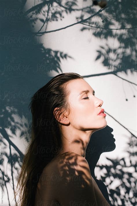 Beautiful Sensual Young Woman Under The Tree Shade In Summer Sunlight Del Colaborador De