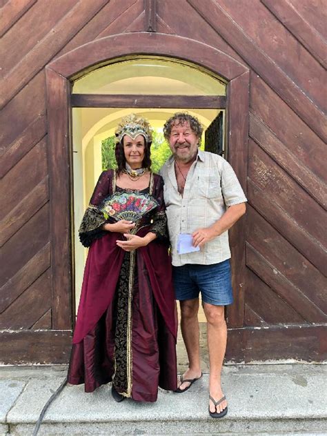 Lilia s hříšným dekoltem, barevný uragán leichtová a kvítko kuchařová. Natáčení pohádky Zakleté pírko na zámku v Manětíně - Manětín
