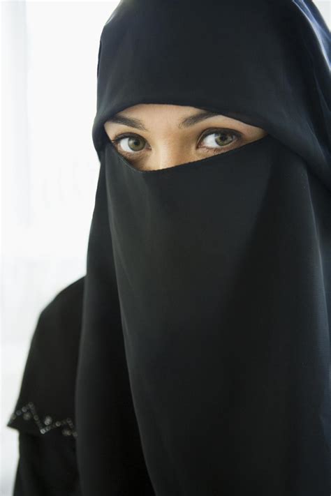 صبغ باللون الأسود تشير صبغة الشعر السوداء في المنام إلى الاستقرار أو الوحدة والعزلة للرائي، فمن رأى وكأنه صبغ شعره باللون الأسود حتى لو كان شعره أسود فإنه سينتقل في أمور حياته لمرحلة جديدة قد تكون سعيدة إن كان صالحا في دينه، وقد تميل للشر والهم إن كان. صور فتيات منقبات باللون الاسود - ØµÙˆØ± Ù†Ù‚Ø§Ø¨ Ù…Ù…ÙŠØ²Ø ...