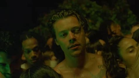 harry styles lights up is a soulful commentary by a singer embracing his own identity