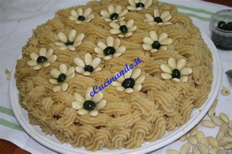 La torta delizia alle mandorle è una torta di pan di spagna farcita con marmellata ormai ben diffusa anche fuori da alcune aree della sicilia occidentale, dove è particolarmente apprezzata. eCucinando.it - Torta delizia alle mandorle : Discutiamo ...