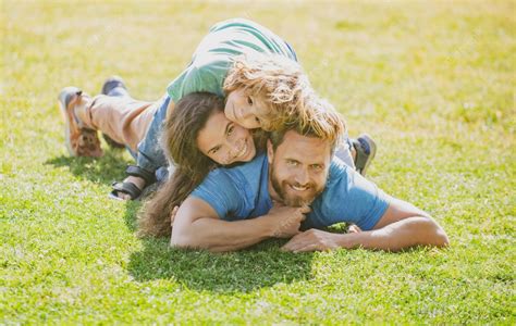 Lindo Retrato Familiar Familia Feliz Madre Padre E Hijo Hijo Abrazando