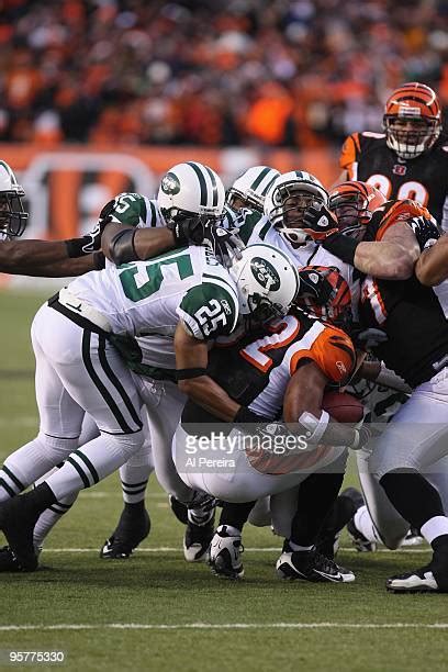 thomas howard american football player photos and premium high res pictures getty images