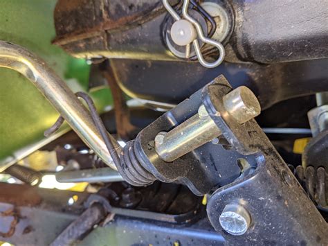 Installation of torsion spring of lift linkage on a Deere D105 tractor