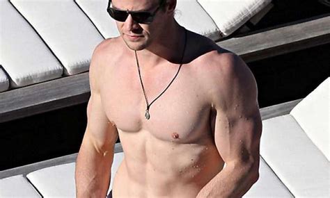 Hemsworth Intimidated By Nude Scenes Hollywood News India Tv