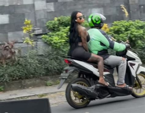 Fenomena Bule Naik Motor Di Bali Tanpa Pakai Helm Menarik Perhatian Netizen The Editor