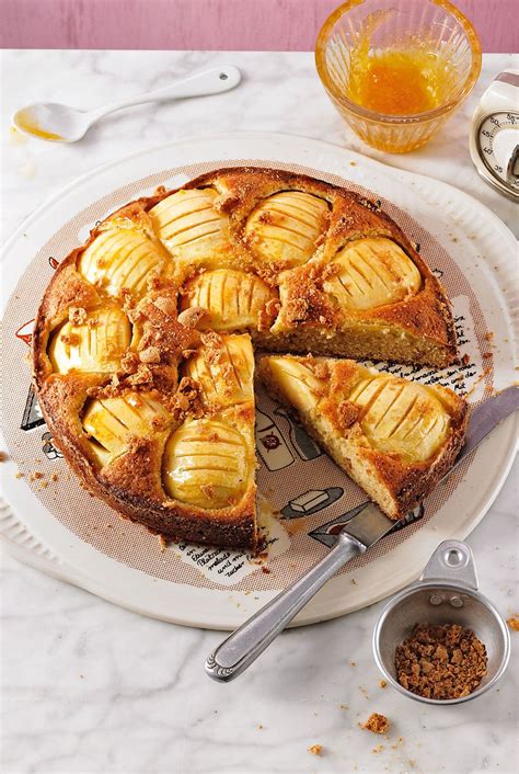 Streusel per hand zu einem geschmeidigen mürbe teig kneten. Versunkener Apfel-Marzipan-Kuchen | Rezept in 2020 | Apfel ...