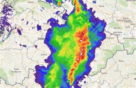 Radar zobrazuje místa, na kterých se vyskytují srážky (přeháňky, bouřky, trvalé srážky). Silná bouřka nad ránem řádila nejvíce na Olomoucku