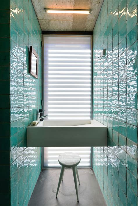 Just black and gold, can't go wrong. Hudson Tiles Blog: 10 BATHROOM TILE IDEAS - MODERN TREND ...