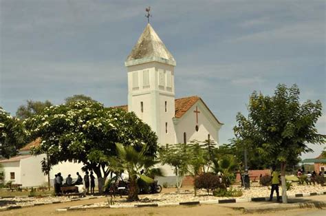 This page has links to angola's past and neighbours. weg auf zeit...