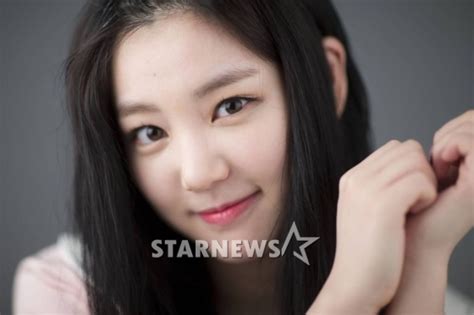 영화 '스물'에서 강하늘의 여동생 소희 역을 맡아 한없이 사랑스러운 이유비식 매력을 가감없이 드러낸 그녀를 만났다. 이유비 "영화 '스물' 속 내 얼굴, '생얼'이에요"(인터뷰) - 머니 ...