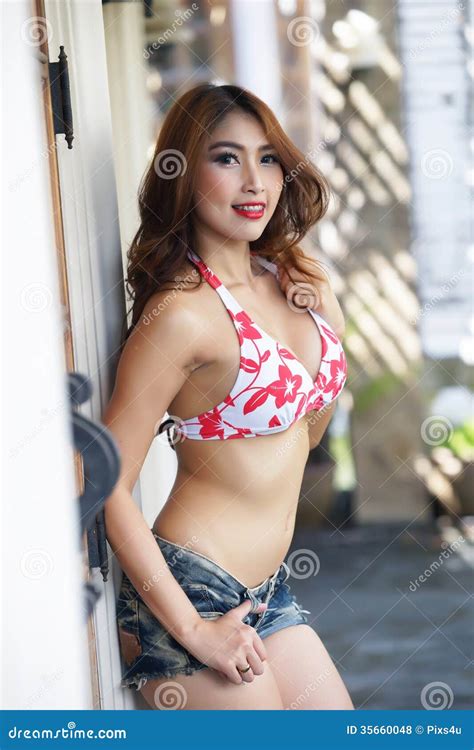 Jonge Mooie Aziatische Vrouw In Rode Bikini Met Korte Broek Stock Foto