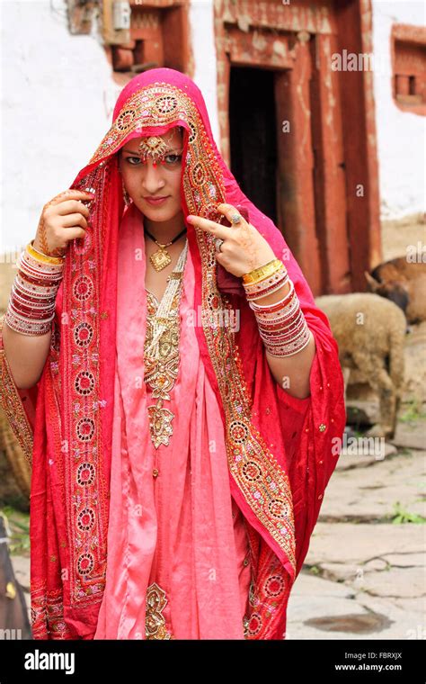 Schöne Indische Braut Gekleidet In Traditionelle Hochzeit Kostüm Manali Himachal Pradesh