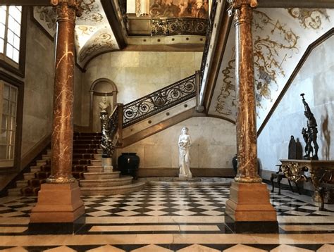 Истоки дворца лежат у дона сезара де менезеса. Quem disse que só há palácios nos contos de fadas ...