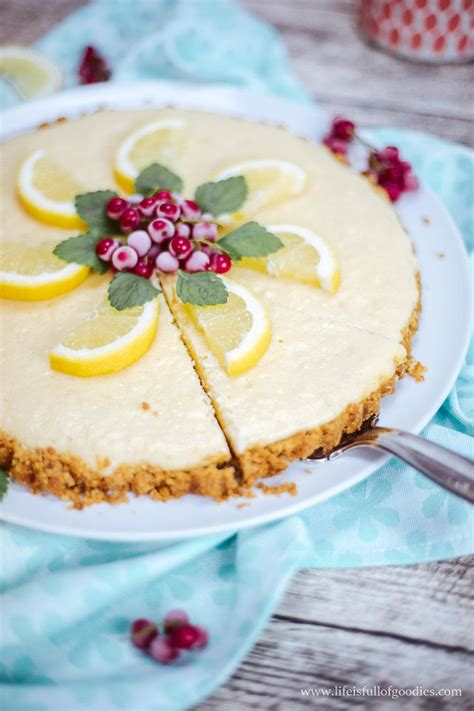 Beim anschnitt überrascht die torte mit einer cremigen karamellschicht und einer sahnigen vanillemousse auf einem absolut hinreißendem knusperboden mit praliné. Zitronentarte mit Knusperboden von meiner Mom | Rezept ...