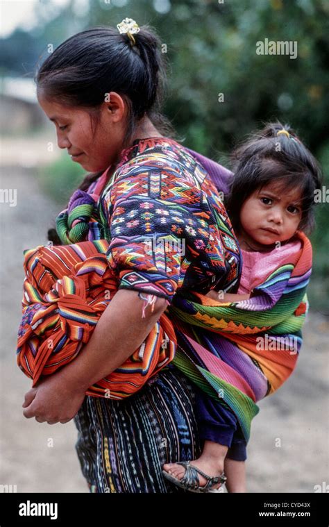 Guatemaltekischen Maya Mutter In Traditioneller Tracht Mit Babymädchen