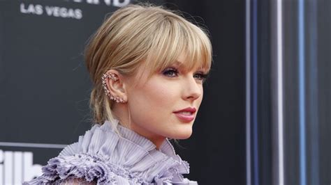 Taylor Swift Forgets 22 Lyrics At Jingle Bell Ball 2019 Video
