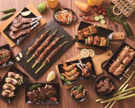中秋烤肉草飼先鋒組：澳洲熟齡牛、天然放牧飼養鮮嫩美味！ 另一款以紐澳肉品為主的 『草飼』組合內則有經典『紐約克牛排』，還有油花均勻、不容易烤失手的『帶骨牛小排』，以及 q 彈『嫩肩里肌牛肉片』、『牛肋眼薄片』、纖維細緻的『菲力薄片』等品項。 中秋烤肉倒數!愛買推懶人燒烤系列 幫你備好料 - 生活 - 工商