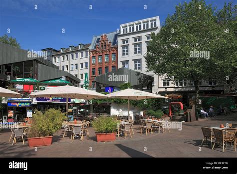 Buergerhaeuser und Strassenrestaurant am Alter Markt in Kiel, Kieler