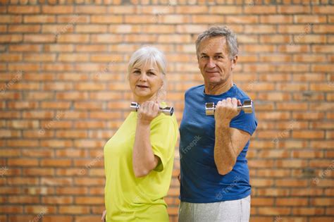 Premium Photo Older Couple Working Out In Gym