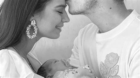 Discover everything you want to know about mesut özil: Baby-Überraschung: Mesut Özil zeigt neugeborene Tochter ...