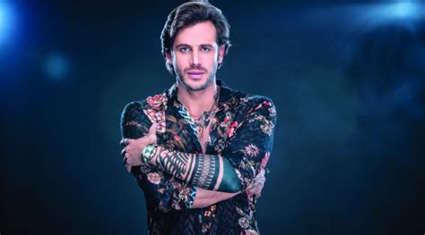 Aún recuerdo esa vez que te vi yo no entiendo cuánto tiempo yo viví, sin ti eres ese reflejo que quiero mirar tienes la vida que me hace falta para continuar. ¡Lo que Charly Flow le dejó a Lambda García en La reina ...