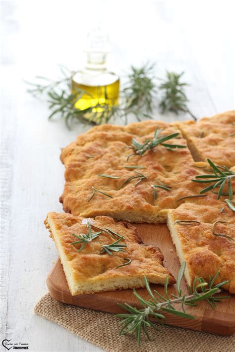 La focaccia al rosmarino è un lievitato soffice e goloso, che si presta a tantissime preparazioni come preparare la focaccia al rosmarino. Focaccia al rosmarino morbida - Cucino per Passione