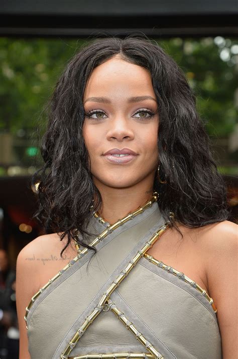 hey rihanna thanks for closing your eyes so we can see the details of your eyeshadow glamour