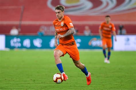 Róger krug guedes (born 2 october 1996), known as róger guedes, is a brazilian footballer who plays for shandong luneng taishan as a forward. Róger Guedes fica perto de encerrar passagem na China, e ...