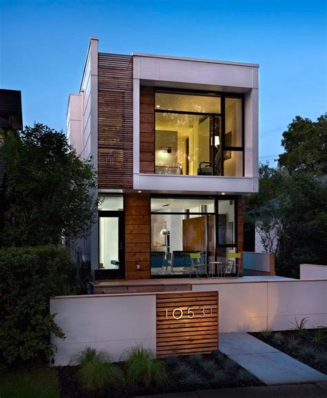 A Narrow Home That Keeps Its Eyes On The Street