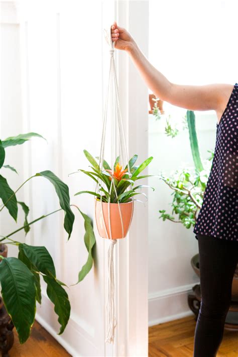 A pair & a spare made a beautiful macrame wall hanging and dipped just the tips into some color. DIY Macramé Plant Hanger » Jessica Brigham