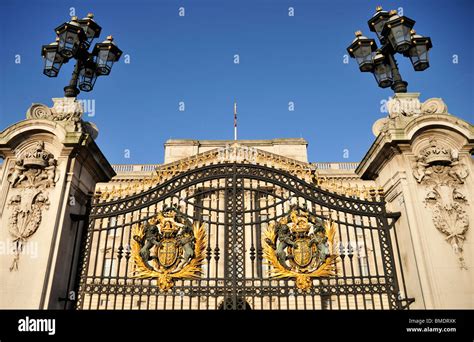 Buckingham Palace Gates Hi Res Stock Photography And Images Alamy