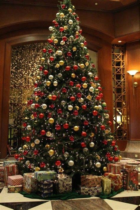 Der vater schmückt den weihnachtsbaum. Wie kann man den Tannenbaum schmücken? - 49 Deko Ideen mit ...