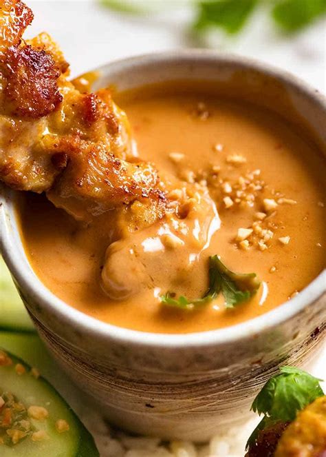Satay de poulet thaïlandais avec sauce aux arachides